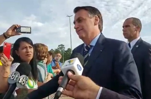 Bolsonaro insulta repórter da Folha com insinuação sexual
